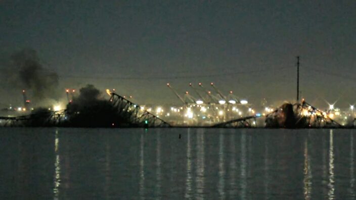 Ponte desaba após ser atingida por navio nos EUA