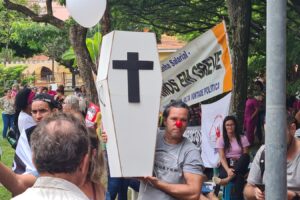 Servidores fazem ‘enterro simbólico’ para autoridades de Limeira