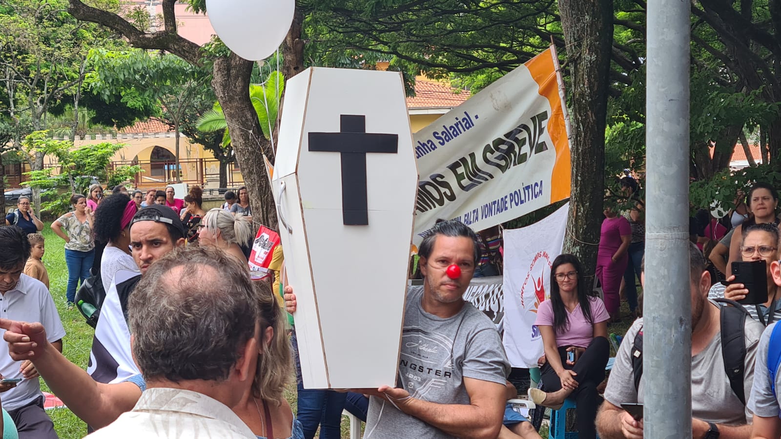 Servidores fazem ‘enterro simbólico’ para autoridades de Limeira
