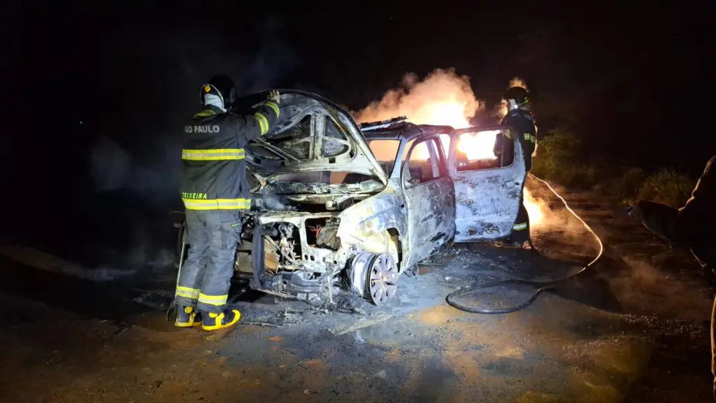 Viatura da GCM pega fogo na área rural de Limeira 2