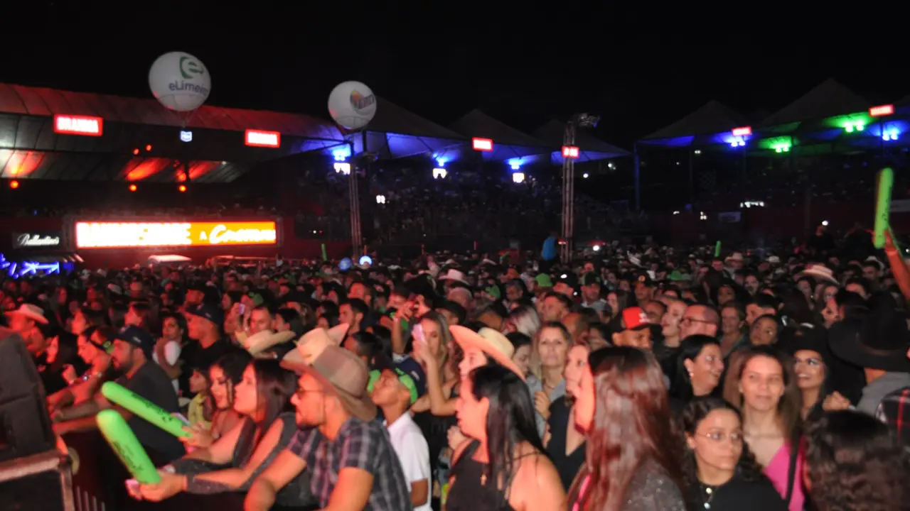 público na arena do limeira rodeo music