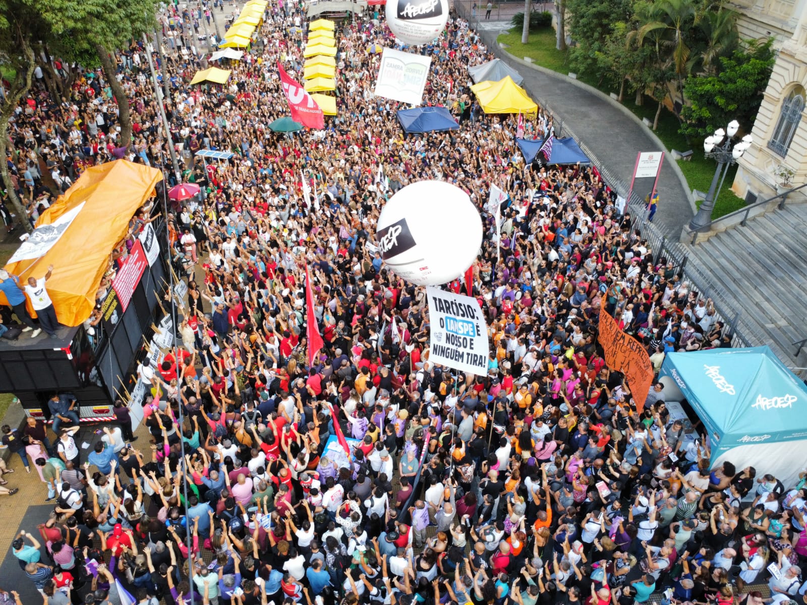 10 mil professores decidem ampliar a mobilização e marcam greve geral para 14 de maio (1)