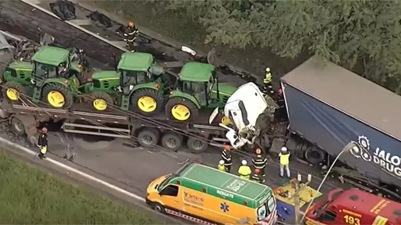 acidente-entre-carretas-e-automovel-na-rodovia-regis-bittencourt-em-sao-paulo-deixa-4-mortos-carreta-atravessada-na-rodovia-se-chocou-contra-outra-carreta-e-automovel