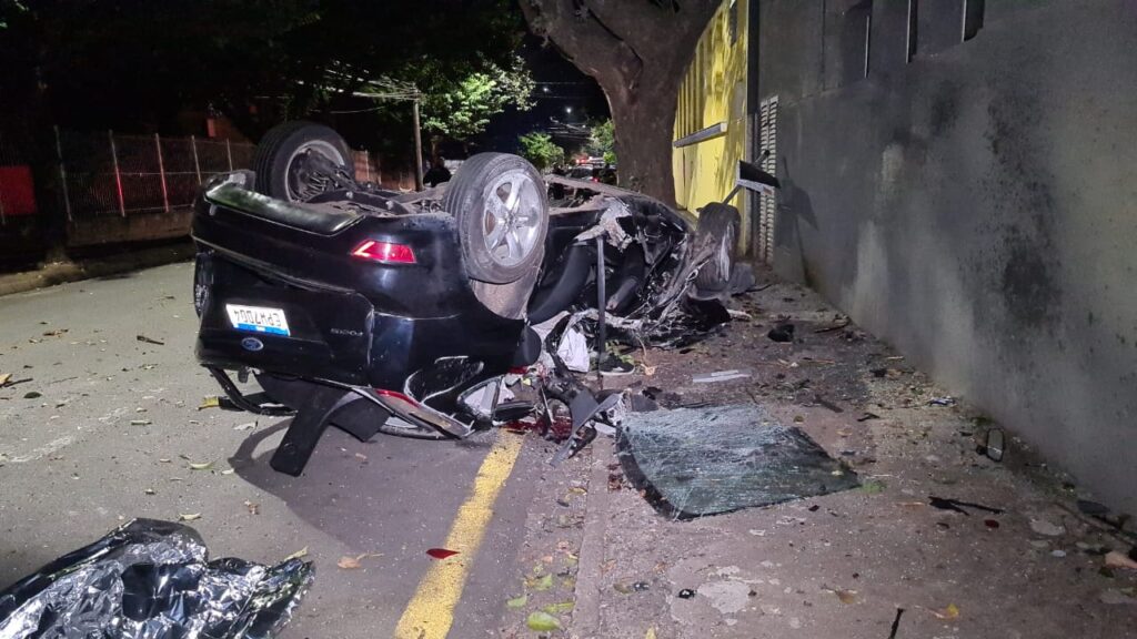ford focus que capotou e bateu em uma árvore na rua alferes franco e matou o motorista