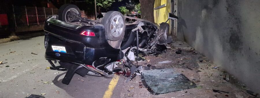 ford focus que capotou e bateu em uma árvore na rua alferes franco e matou o motorista