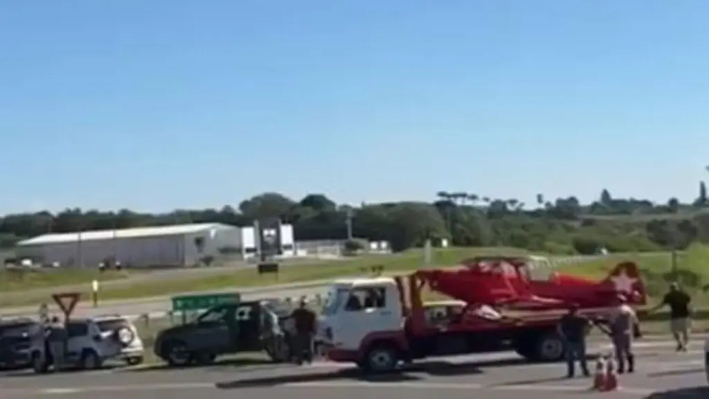 Aeronave-é-removida-por-guincho-após-pouso-forçado-em-rodovia-de-São-João-da-Boa-Vista