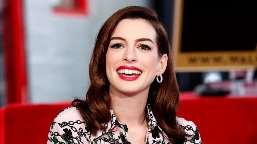 Anne Hathaway conta ter beijado vários atores para testar a química no início da carreira