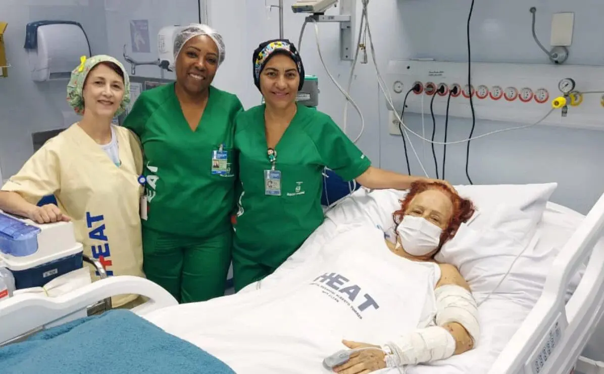 Após 13 dias internada, escritora atacada por pitbulls recebe alta e ganha homenagem