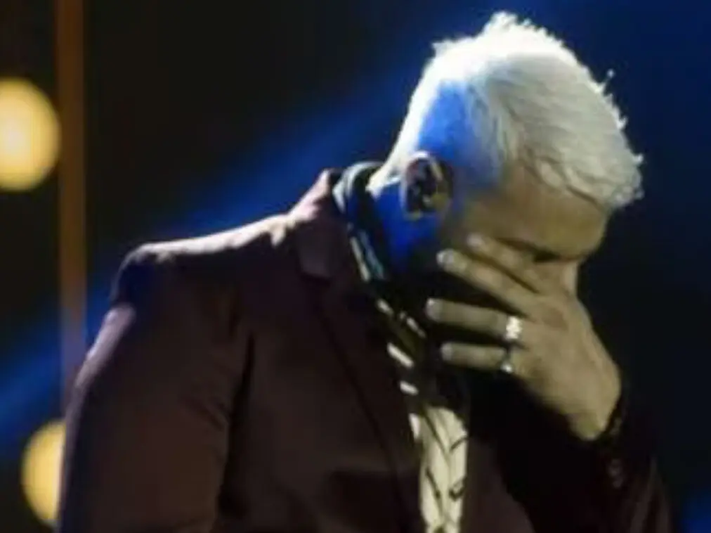 Belo chora em show e desabafa após separação