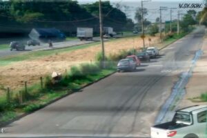 Câmera de segurança flagra caminhão tombando na Anhanguera, em Limeira 