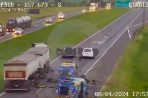 Câmera de segurança flagra explosão de carros-fortes, em Cordeirópolis