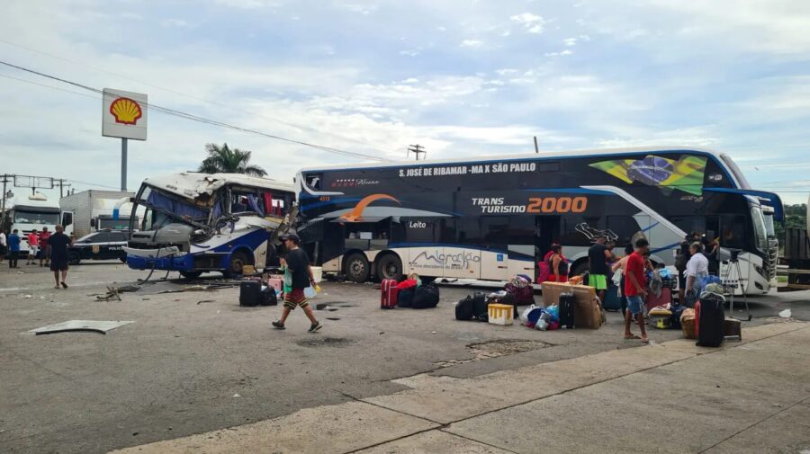 Câmera de segurança flagra ônibus invadindo posto em Limeira