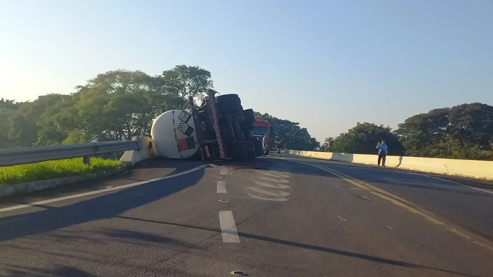Caminhão tomba em retorno da Limeira-Piracicaba