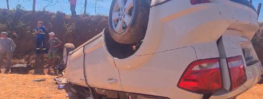Capotamento deixa 3 pessoas feridas na Estrada da Balsa