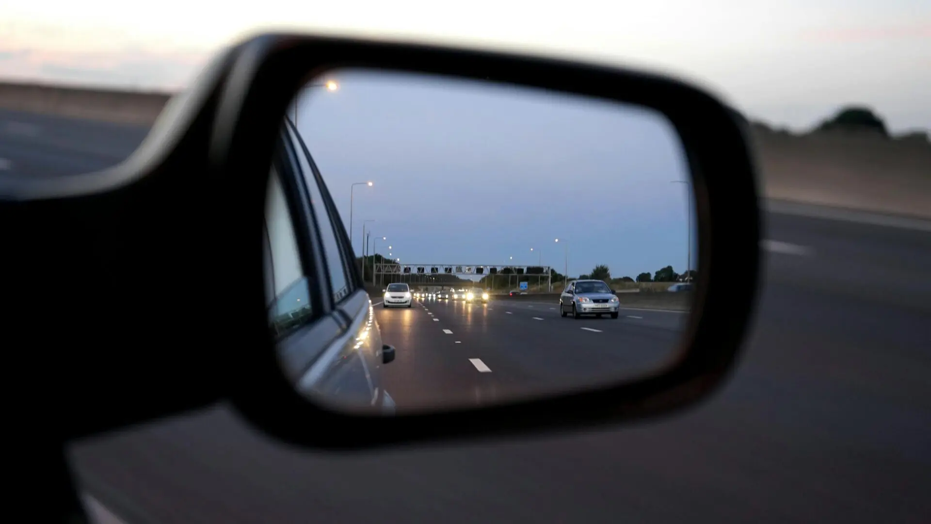 Carro capota em estrada de Iracemápolis