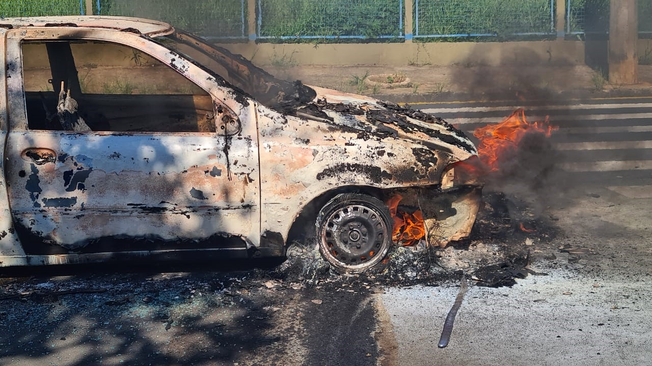 Carro pega fogo no Parque Hipólito, em Limeira 