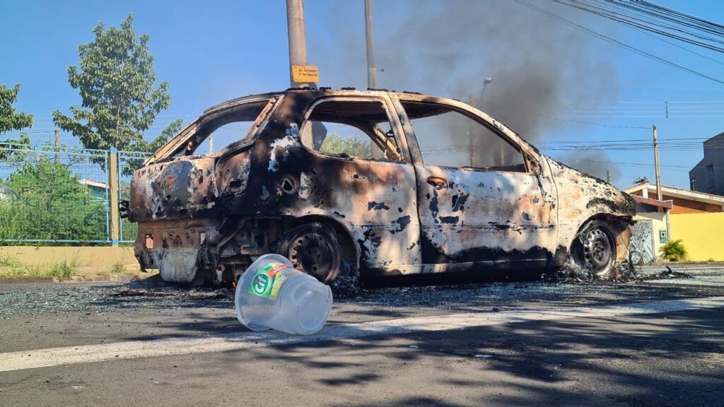 Carro pega fogo no Parque Hipólito, em Limeira 2