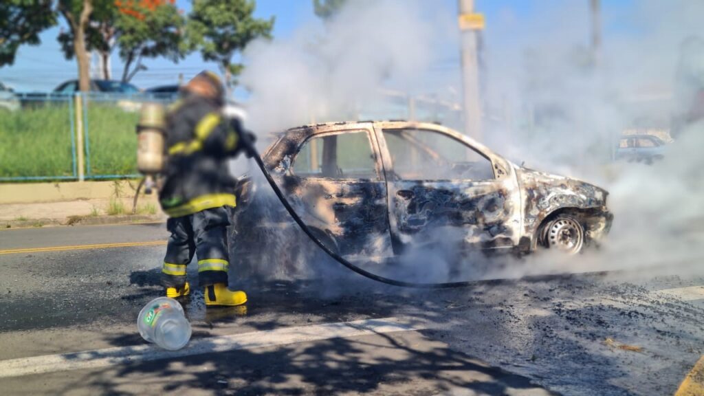 Carro pega fogo no Parque Hipólito, em Limeira 3