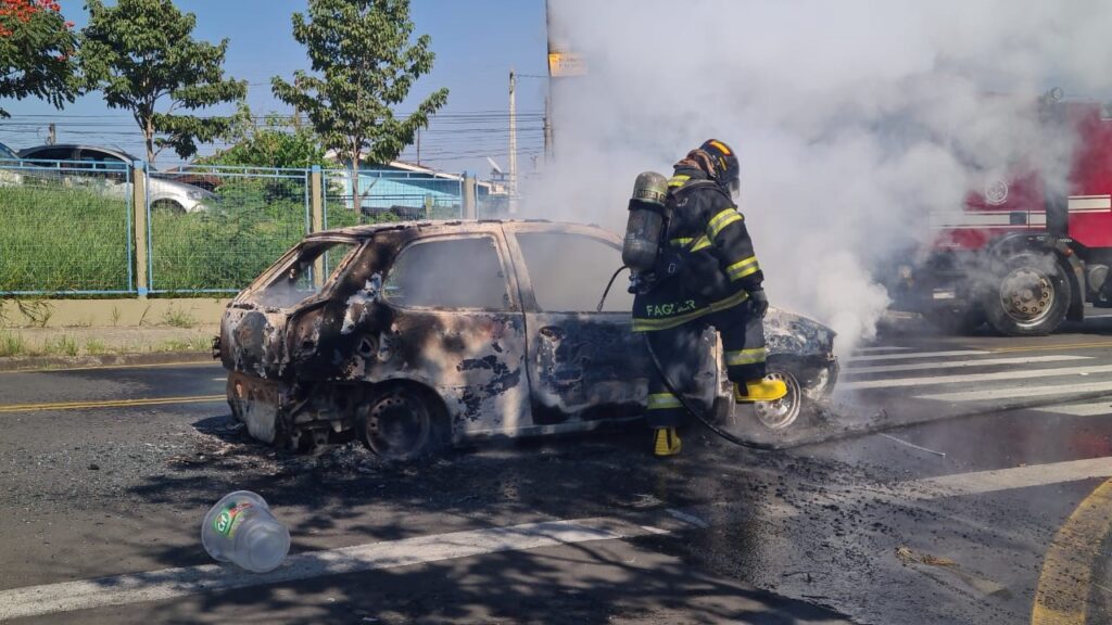 Carro pega fogo no Parque Hipólito, em Limeira 4
