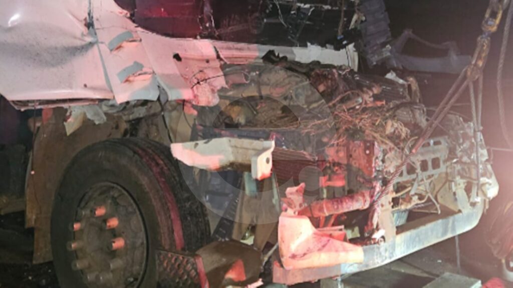 Colisão traseira entre caminhões deixa motorista morto na Anhanguera, em Limeira 2