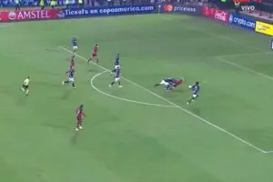 Conmebol divulga áudio do VAR de pênalti e expulsão em jogo do Flamengo