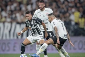 Corinthians não aproveita expulsão e empata com Atlético-MG em jogo morno