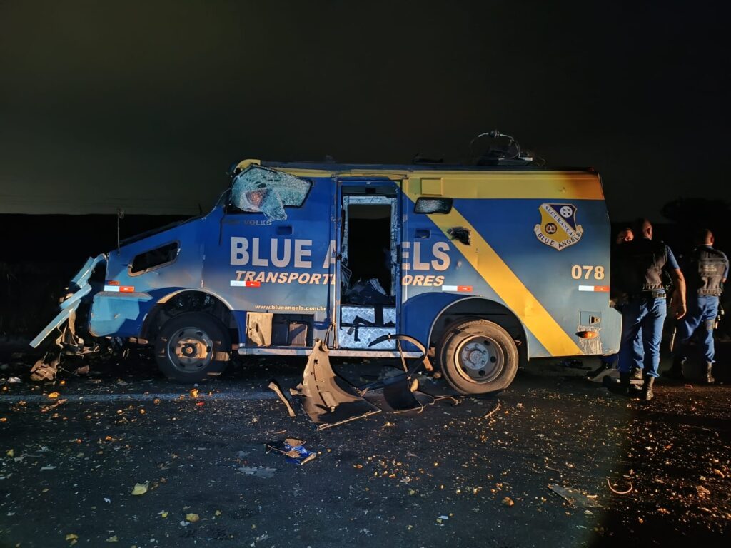 Criminosos explodem dois carros-fortes em Cordeirópolis4