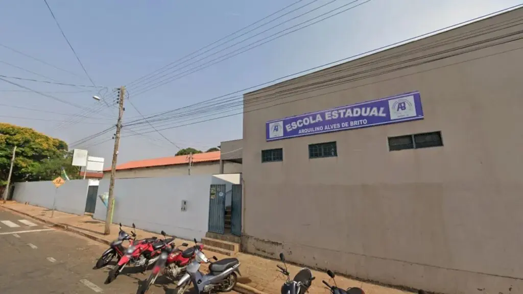Fachada-da-Escola-Estadual-Arquilino-Alves-de-Brito-Mineiros-Goias