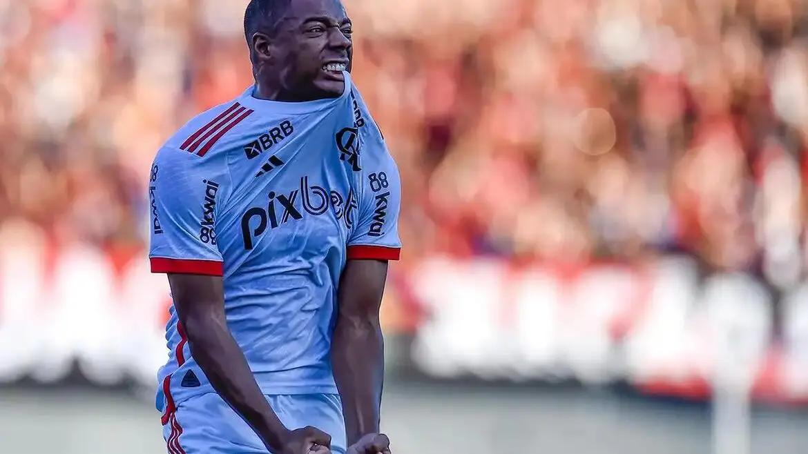 Fla-marca-no-fim-e-vence-Atletico-GO-na-estreia-do-Brasileirao