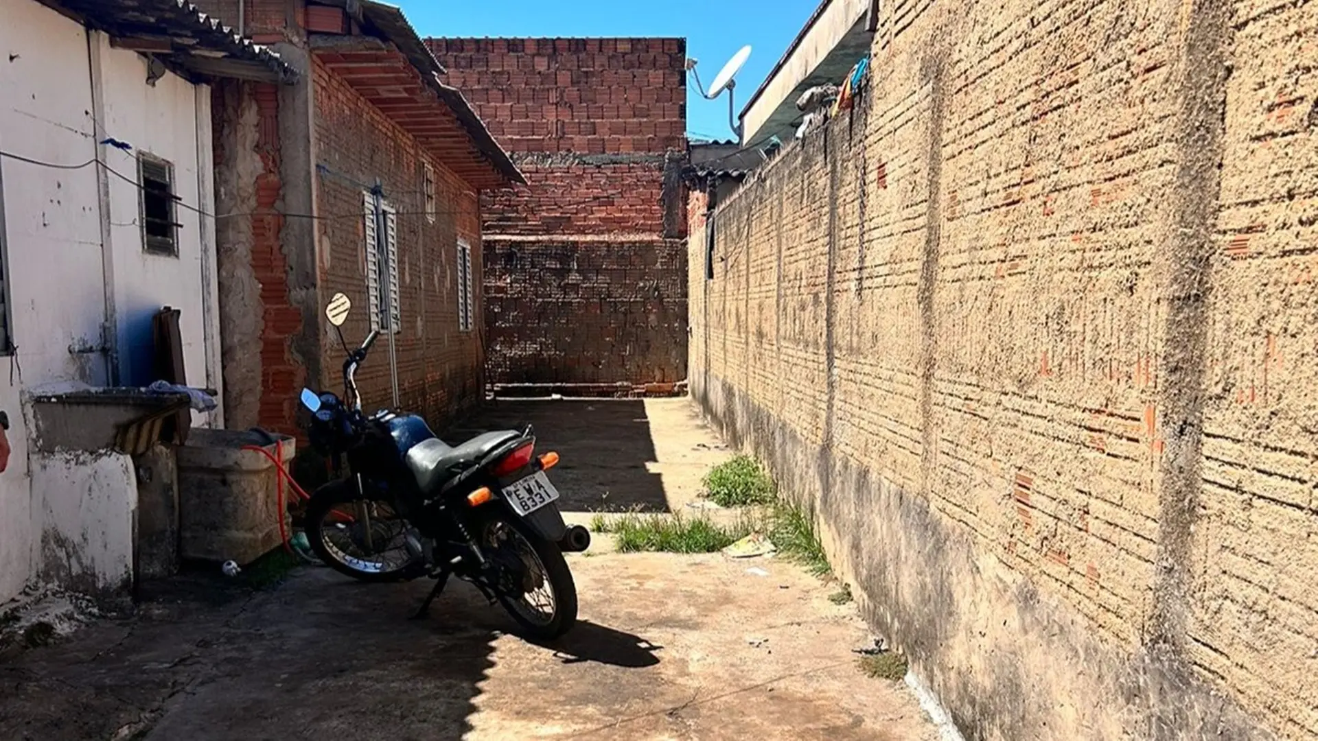 Homem é preso e moto recuperada em casa no Degan