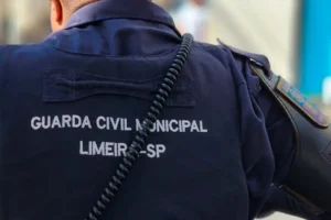 Homem é preso pela GCM quando furtava fios de poste na Vila Cláudia