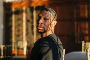 Jonathan Majors, acusado de assédio, cumprirá programa contra violência doméstica