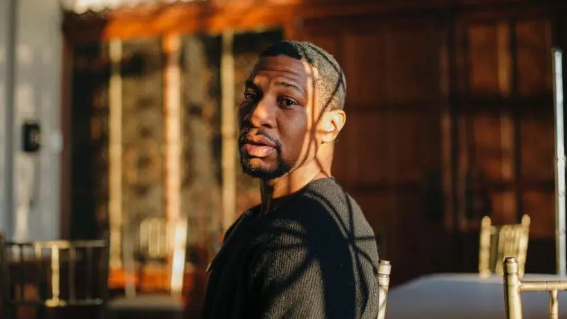 Jonathan Majors, acusado de assédio, cumprirá programa contra violência doméstica