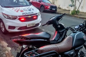 Jovens são detidos com moto furtada no Rubi, em Limeira