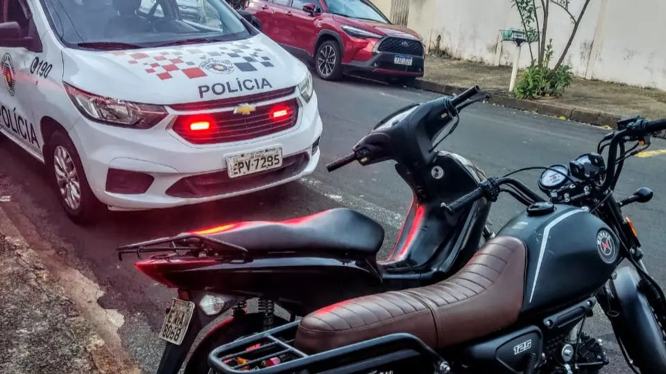 Jovens são detidos com moto furtada no Rubi, em Limeira