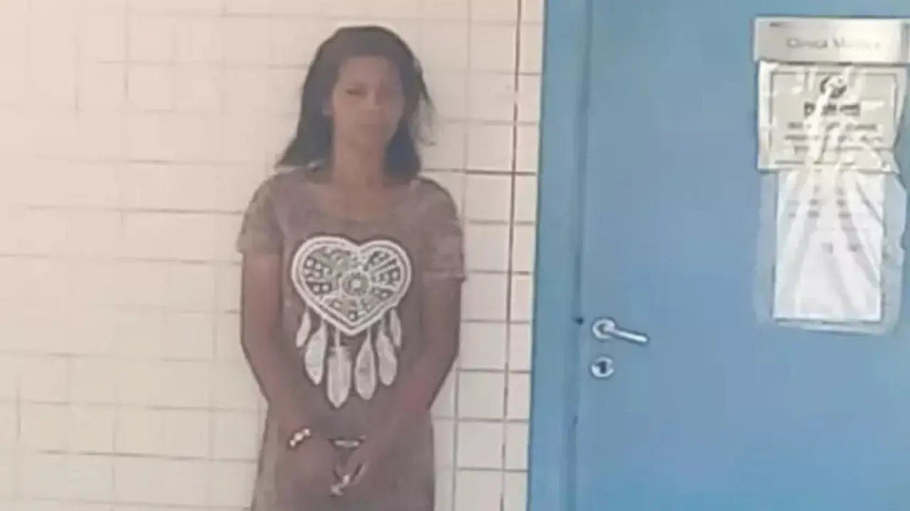 Mulher que levou cadáver a banco é agredida na prisão, diz advogada