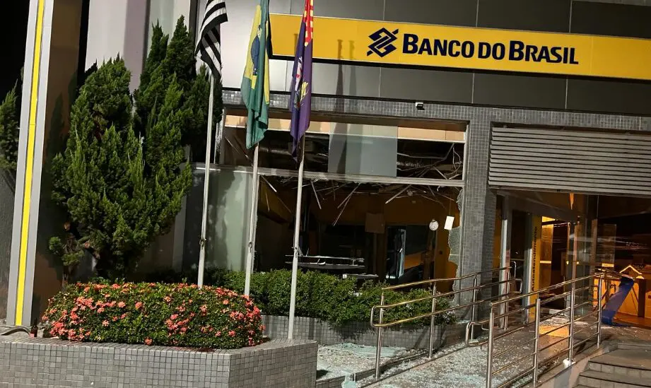 Quadrilha usa explosivos para invadir agência bancária em São Pedro