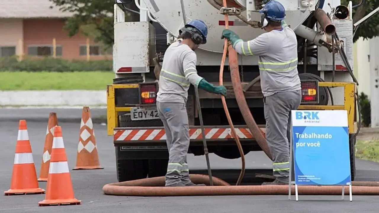 Reparo em rede de esgoto interdita Rua Boa Morte neste domingo