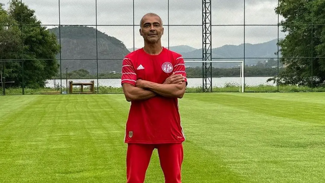 Romário pode voltar a jogar profissionalmente aos 58 anos