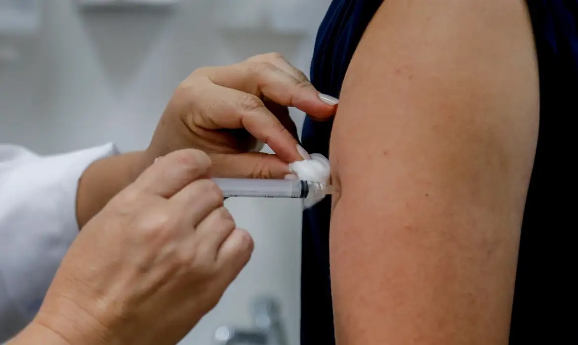 Vacina contra a dengue é distribuída a mais 625 municípios
