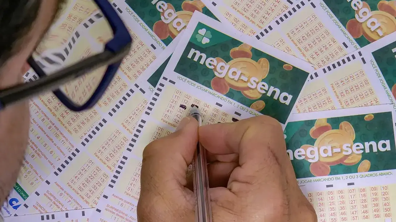 mega-sena-bilhete-de-aposta-sendo-preenchido-por-caneta-azul-em-lotérica