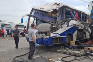 Veja estado de ônibus envolvido em acidente em posto na Anhanguera