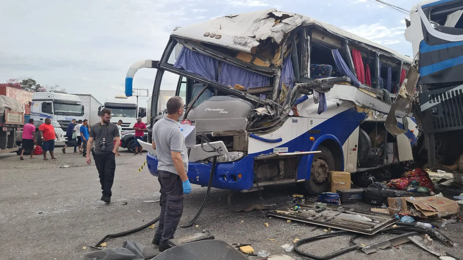 Veja estado de ônibus envolvido em acidente em posto na Anhanguera