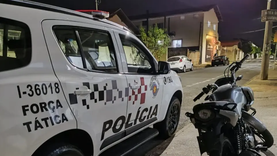 Ao-tentar-fugir-da-PM-motociclista-sem-CNH-colide-contra-arvore-e-acaba-preso-em-Limeira-