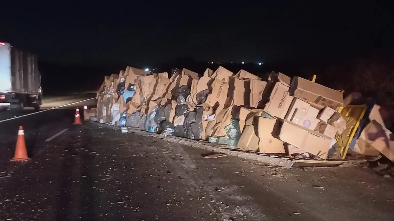 Carreta com doações para o RS tomba na Bandeirantes
