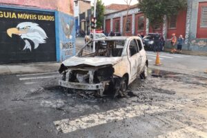 Carro pega fogo no Centro de Limeira
