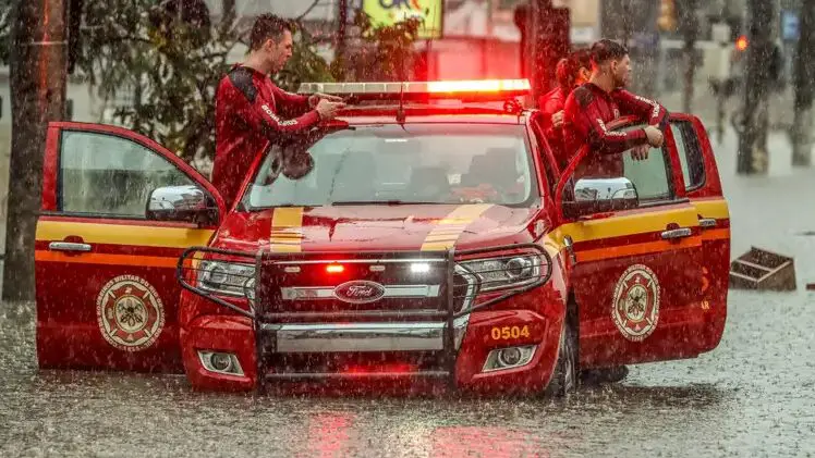 Chuva volta a alagar bairro que já tinha secado em Porto Alegre