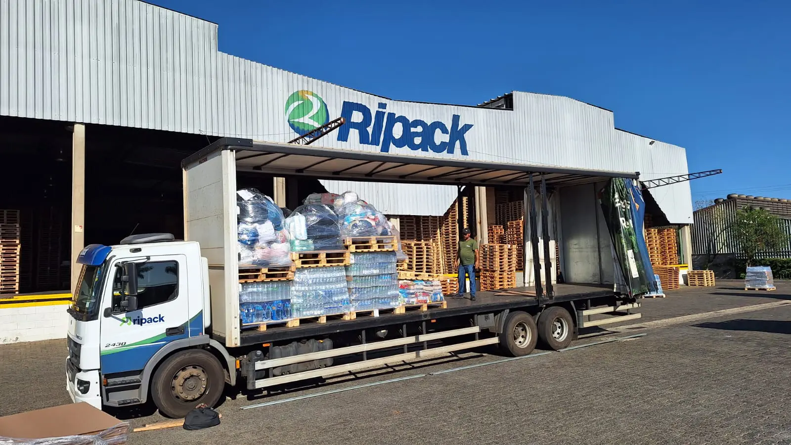 Drive recebe neste sábado doações para RS; primeira carreta com 12 toneladas de produtos já foi encaminhada