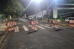 Rua do Plantão Policial é fechada após prisão de líderes do tráfico na cidade