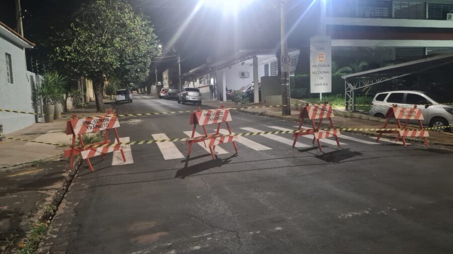 Rua do Plantão Policial é fechada após prisão de líderes do tráfico na cidade